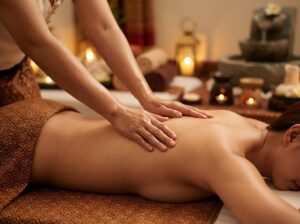 Klassische Thaimassage, Rücken wird mit Händen massiert